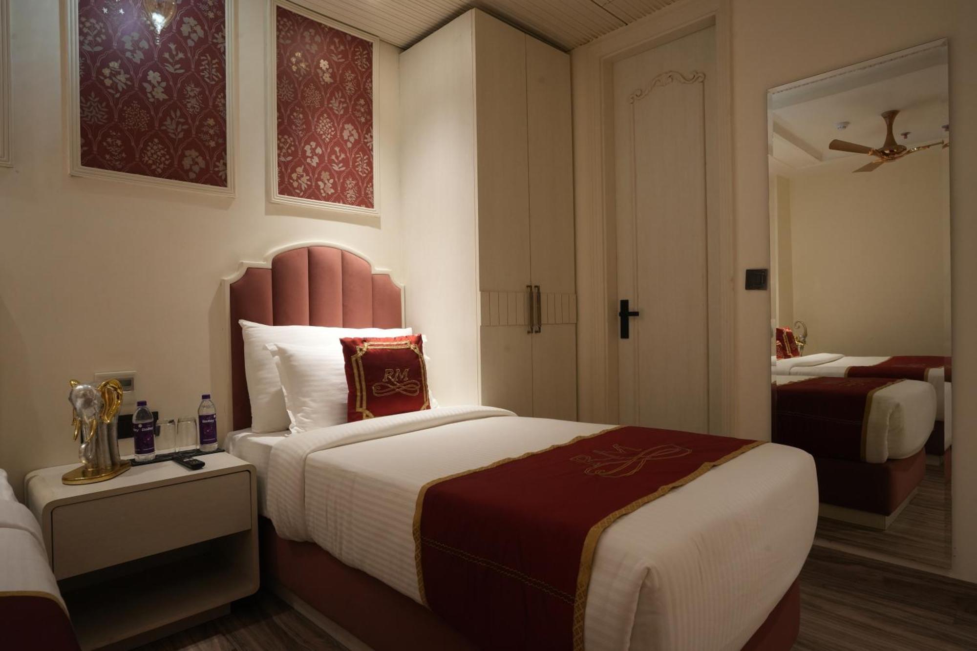 Hotel Stamps Red Martin By Eight Continents - 70 Steps From Golden Temple Amritsar Exterior foto